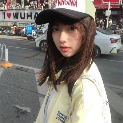 出墙红杏两家春